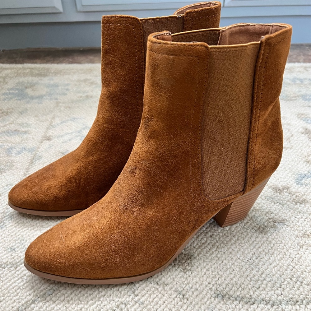 Brown suede Lulus booties